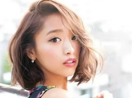 2022年流行短发还是长发 脸大的女生适合这些发型