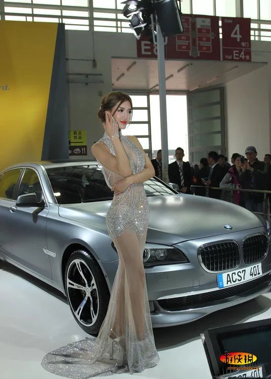 2012北京车展一大亮点 李颖芝的透视齐X小钻裙