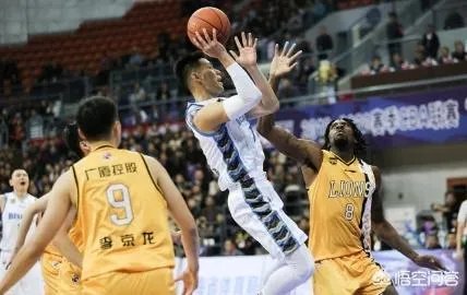 林书豪太难了，砍40+6+3，5项数据全队第一，却无奈本土球员被碾压。你怎么看？