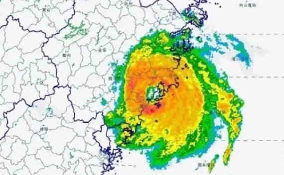 台风登陆雁荡山瀑布被吹倒流