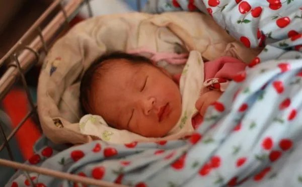 不说出产妇全名，贵州女护士拒绝把孩子交给家属，这是给谁敲响了警钟？