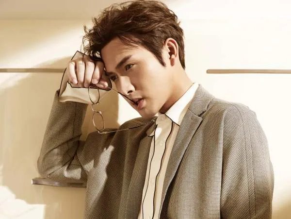 张彬彬在机场被保安架着走，你知道发生什么事情了吗？