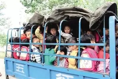 中国校车冲破墙面~完好无损~孩子的福音~中国的希望！