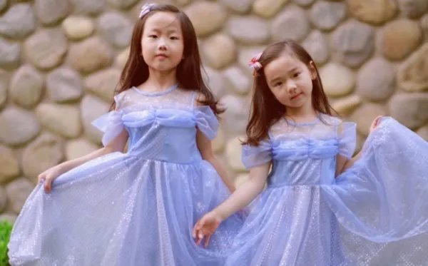 高云翔女儿曝光，5岁小酒窝穿公主裙凹造型，越来越有明星范，你怎么看？
