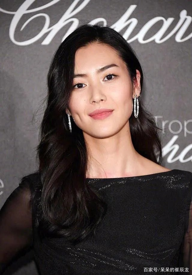 刘雯解约辱华品牌后陷入困境，天价违约金令她倾家荡产，她该怎么办？