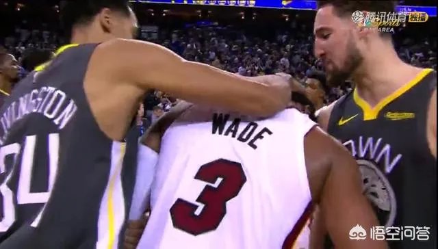 勇士主场险胜热火，赛后利文斯顿摸了韦德的头，是不是对韦德的不尊重呢？
