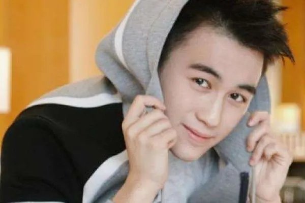 何猷君备大礼奖励奚梦瑶，娱乐圈母凭子贵的明星还有哪些？