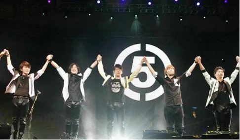 第一个在鸟巢开个人演唱会的歌手是谁？