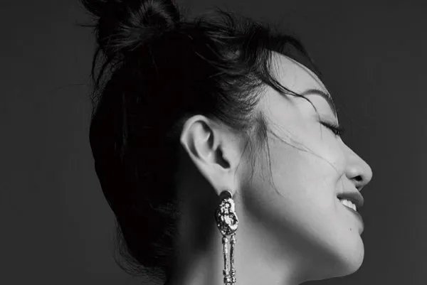 闫妮分手后亲密照流出，是不是前男友的报复行为？