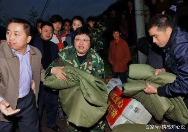 “50岁未婚，败光上亿家产”：韩红的背后，到底有怎样的心酸？