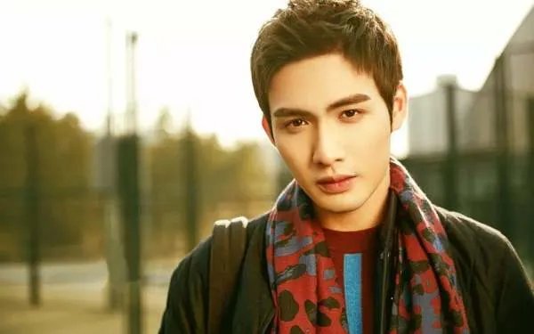 张彬彬在机场被保安架着走,你知道发生什么事情了吗?