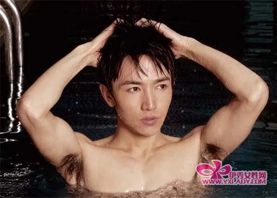 许诺宣传《宅男总动员》狂练肌肉性感出镜(图)