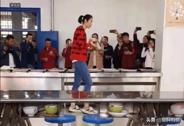 朱婷荣归故里，回河南老家排队吃食堂并主动刷碗，如何评价她的行为？