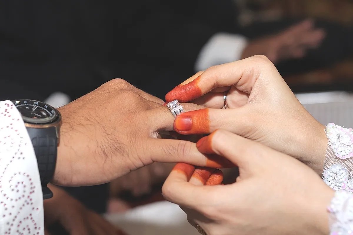 人大本科生带娃拍毕业照走红：大三结婚，大四生子。你会选择大学结婚吗？为什么？