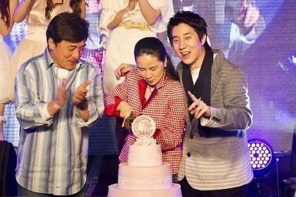 林凤娇相貌一般，当初成龙大哥为啥会选择她？