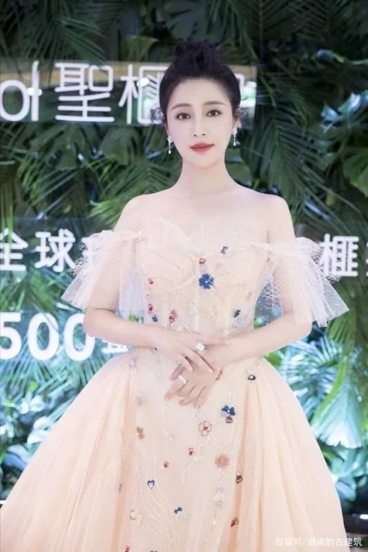 最美潘金莲甘婷婷，身着哪款衣服都藏不住好身材？