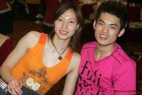 “摸臀门”后原谅林丹，退隐多年，林丹妻子谢杏芳现状怎么样？