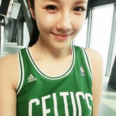 韩国女神主播张艺媛再次报道世界杯，中国球迷说不如刘语熙，你怎么看？