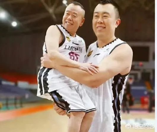 CBA联赛第42轮：辽宁衡润vs浙江广厦，韩德君手部受伤疑似骨折，总决赛怎么办？