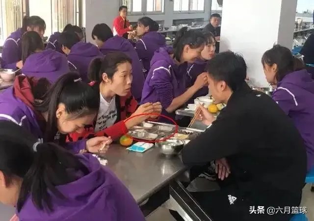 朱婷荣归故里，回河南老家排队吃食堂并主动刷碗，如何评价她的行为？