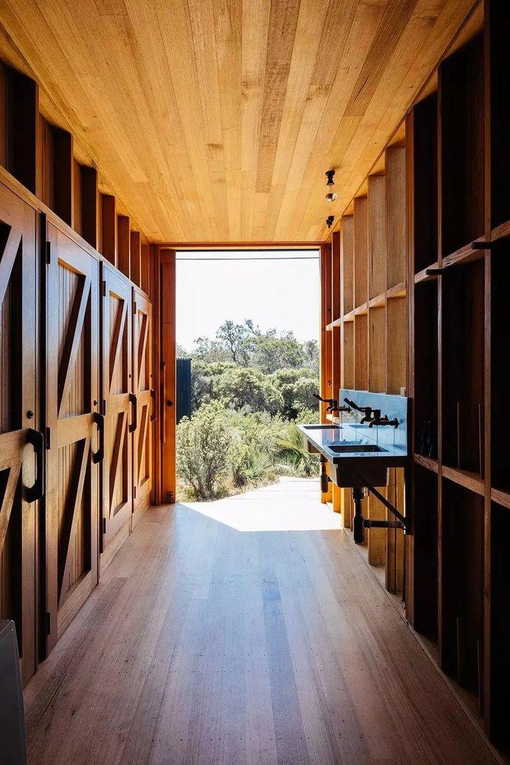 密林中的黑色小屋 —— Krakani Lumi 丛林驿站