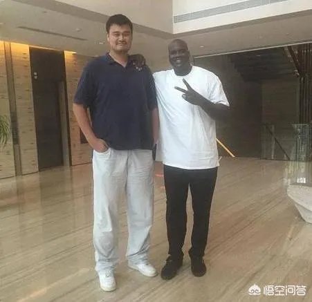 跟姚明合影，如何站位才能避免尴尬？