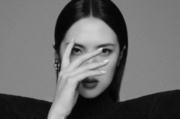 华为二公主姚安娜单曲上线，她的唱功如何？