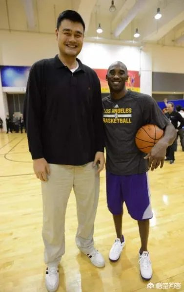 跟姚明合影，如何站位才能避免尴尬？
