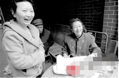 失忆老人走失半年女儿生日当天记起家里电话是怎么回事？