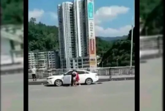 夫妻吵架丈夫欲将孩子扔下桥是怎么回事？