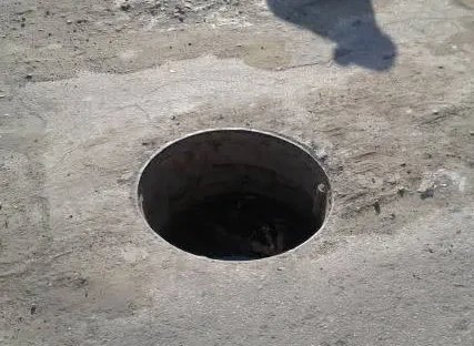 南京一男子狂偷500多个井盖打赏女主播被捕，将会面临什么处罚？