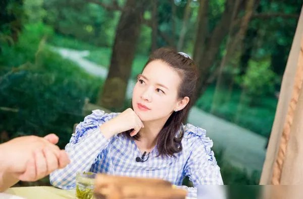 曾宝仪男友交往后才知她爸是曾志伟，为何曾宝仪要隐瞒身份？