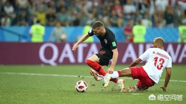 克罗地亚对阵丹麦加时阶段，丹麦队的铲球将面对空门的雷比奇铲倒，应该不应该出示红牌？