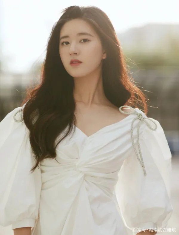 赵露思的公主裙，时尚精致的搭配有多么的优雅？