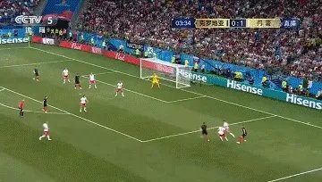 克罗地亚对阵丹麦加时阶段，丹麦队的铲球将面对空门的雷比奇铲倒，应该不应该出示红牌？