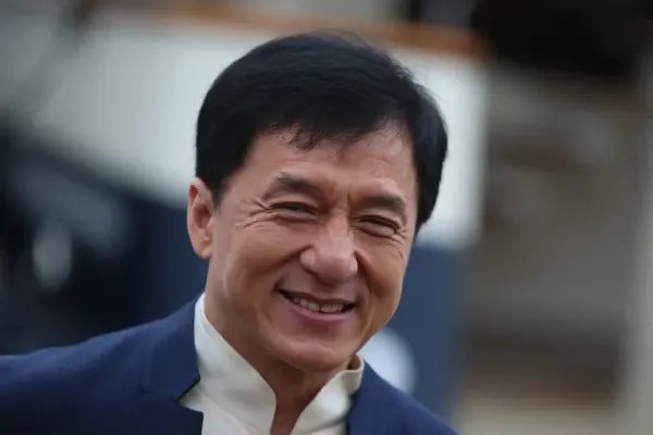 疑似腰伤复发，成龙被搀扶走路，看到我们心目的大哥变成这样你有何感受？