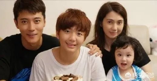 等了一个月张丹峰才回应与毕滢的绯闻,传达了哪些信息?