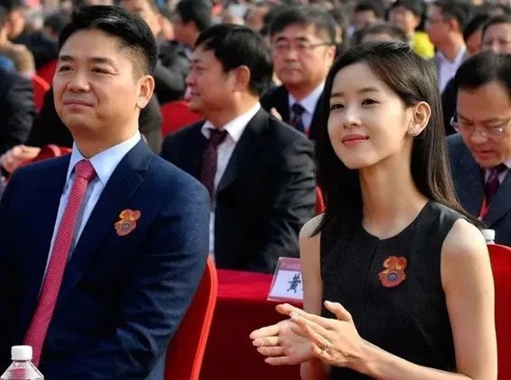 比刘强东大五岁的丈母娘长啥样，看到照片后与章泽天合照像姐妹，有多漂亮？