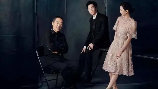 张艺谋妻子晒合照为儿子庆生