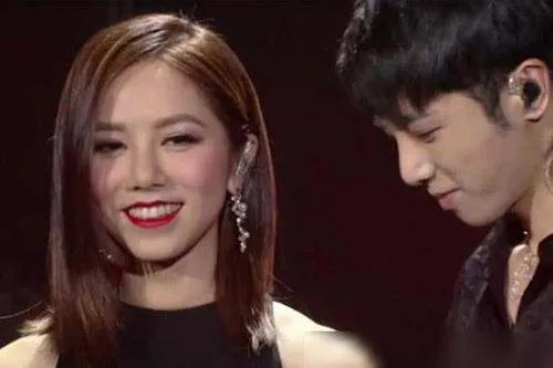 “流量小生”华晨宇的劲爆情史，贵圈背后隐秘着多少不堪？