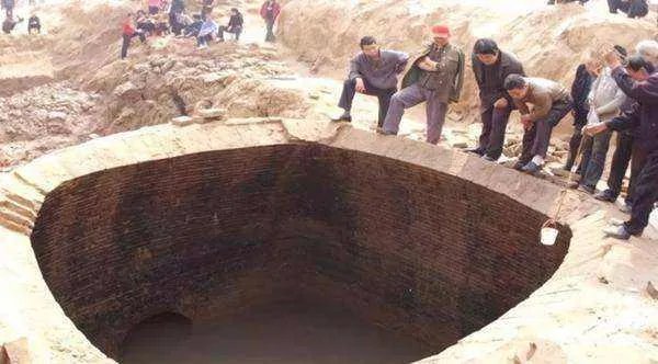 女子老房拆迁挖到深洞，竟是千年古墓吗，目前考古学家有何发现？