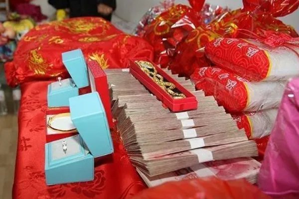 如何看待江西鄱阳一订婚仪式摆巨额现金彩礼被黑榜通报？