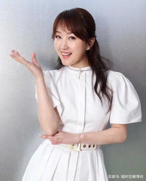 杨钰莹越老越有味道，穿复古裙装气质迷人，身材曲线有多好？