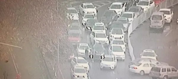 西安发生38辆车连撞事故很多路面都结冰了吗？