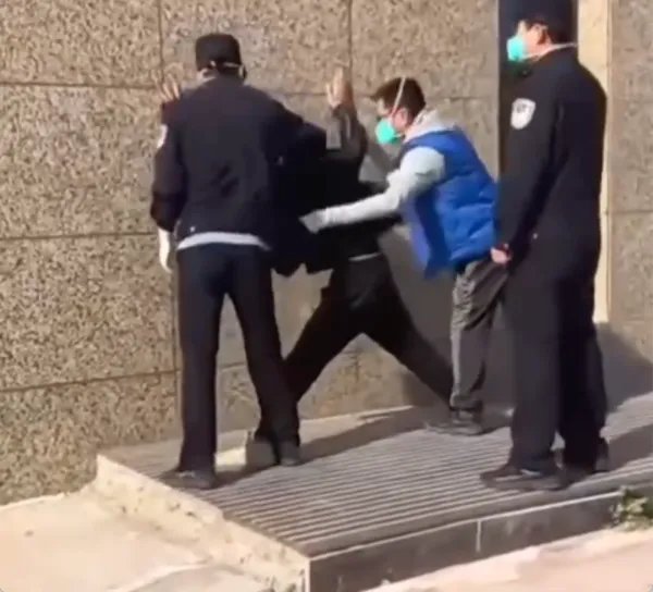 防疫人员将男子压在地，涉事民警道歉，为何总有此类事件发生？