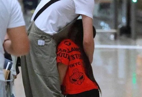 郭德纲二儿子身穿橙色连体裤，是不是也太接地气了？