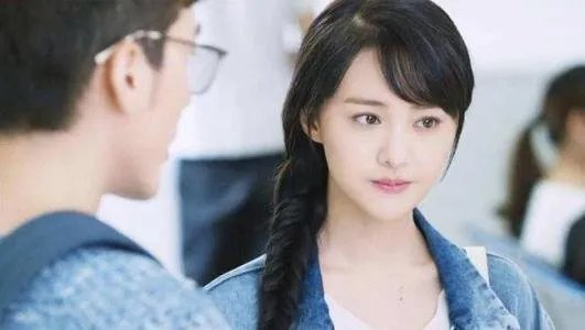 一波未平一波又起！郑爽炸鸡店被曝涉嫌非法经营，这就是“墙倒众人推”吗？