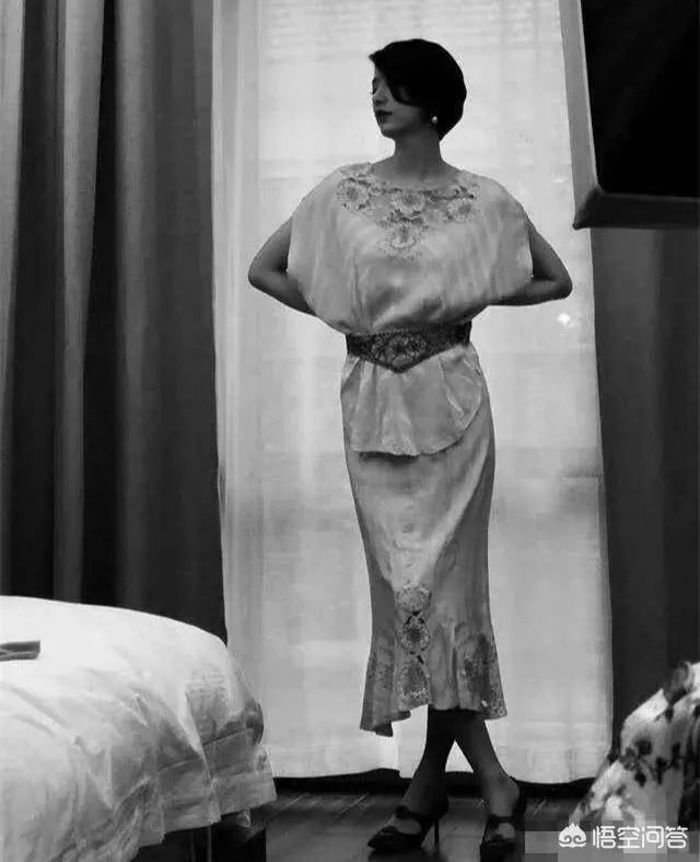 李亚鹏的新女友长得很像香港街头唱歌的小龙女，但是看介绍觉得应该不是，有知情的吗？