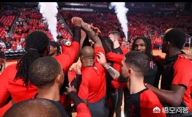 “摸头”上瘾？保罗在采访时，塔克再次偷袭摸头成功。为何这次保罗只是口头警告塔克？