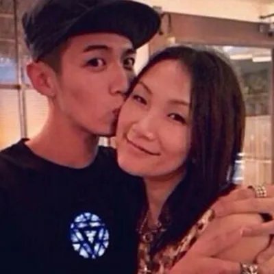 揭晓柯震东母亲是谁？网友直呼： “实在太年轻了”